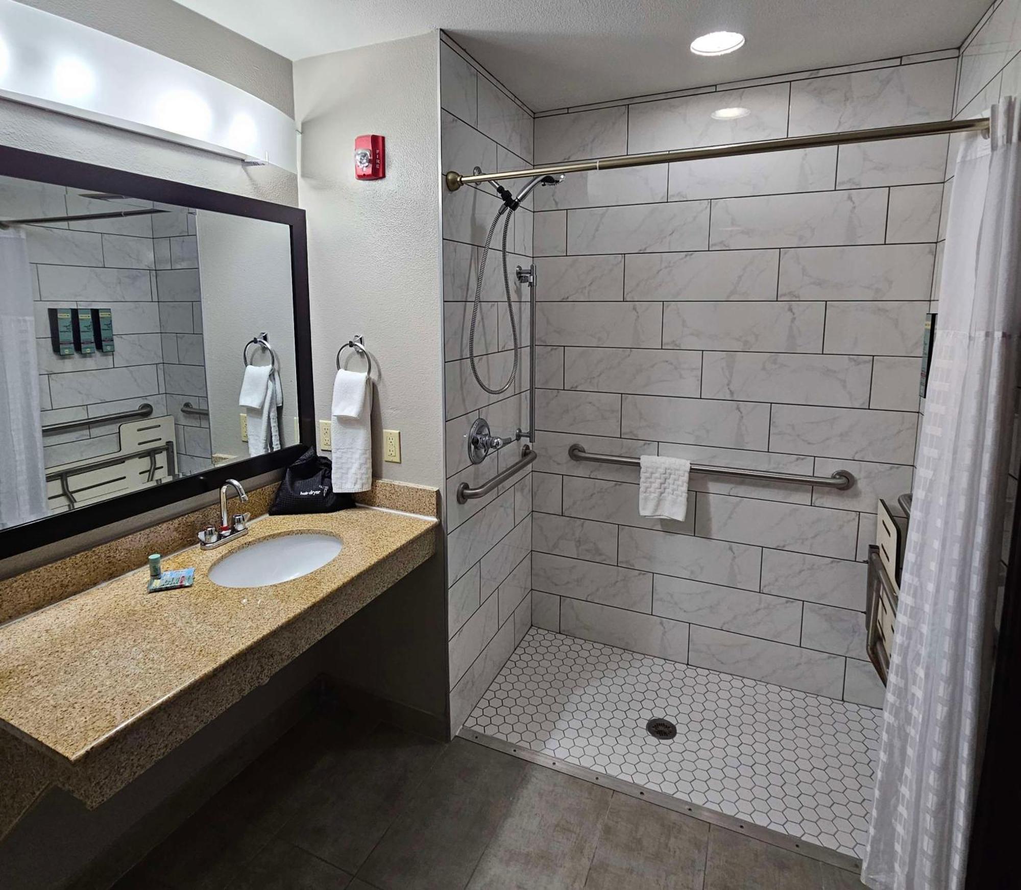 Best Western Eastland Bagian luar foto